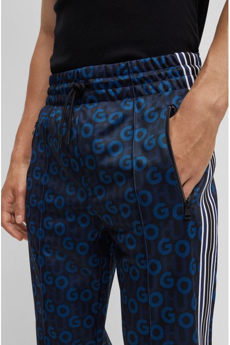 PANTALONES DE BUZO RELAXED FIT CON ESTAMPADO HOMBRE