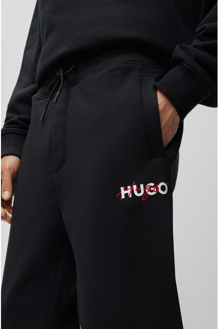 PANTALONES DE BUZO RELAXED FIT CON ESTAMPADO HOMBRE