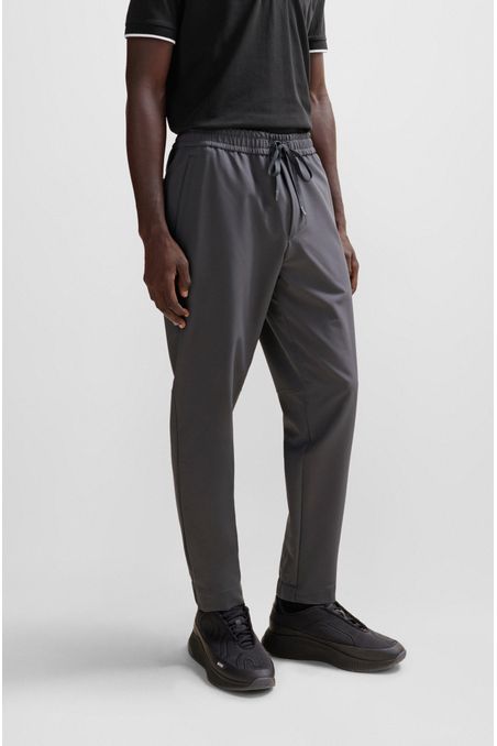 PANTALÓN TAPERED FIT EN TEJIDO MULTIELÁSTICO HOMBRE