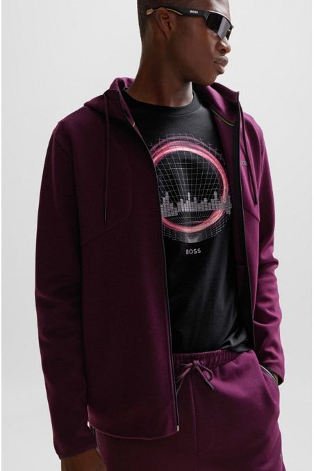 POLERA REGULAR FIT DE ALGODÓN ELÁSTICO CON ILUSTRACIÓN HOMBRE