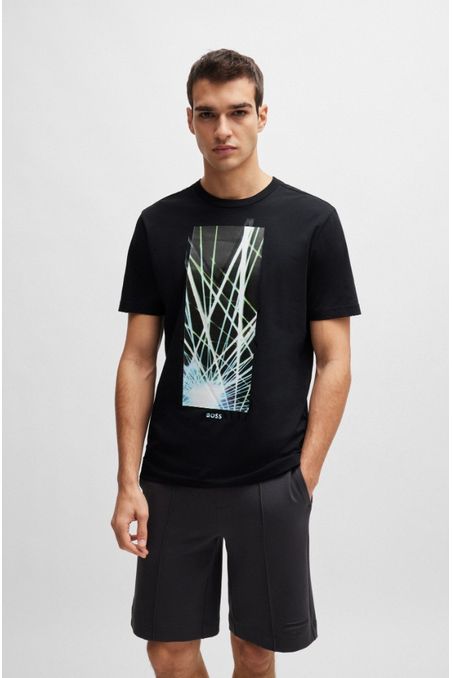 POLERA REGULAR FIT DE ALGODÓN ELÁSTICO CON ILUSTRACIÓN HOMBRE