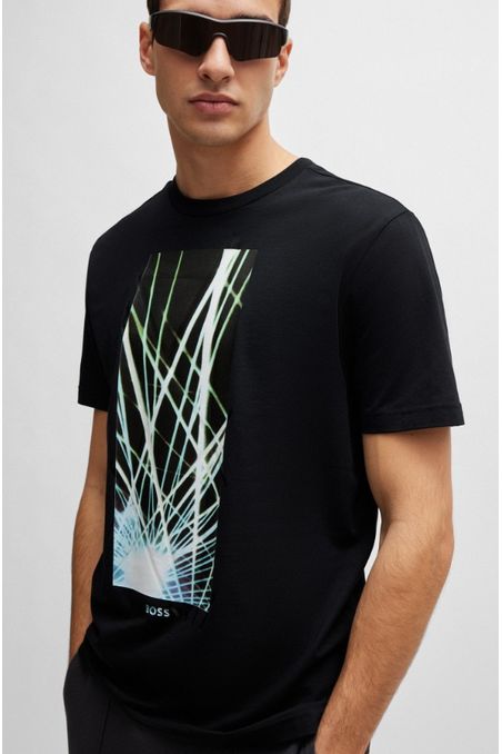POLERA REGULAR FIT DE ALGODÓN ELÁSTICO CON ILUSTRACIÓN HOMBRE