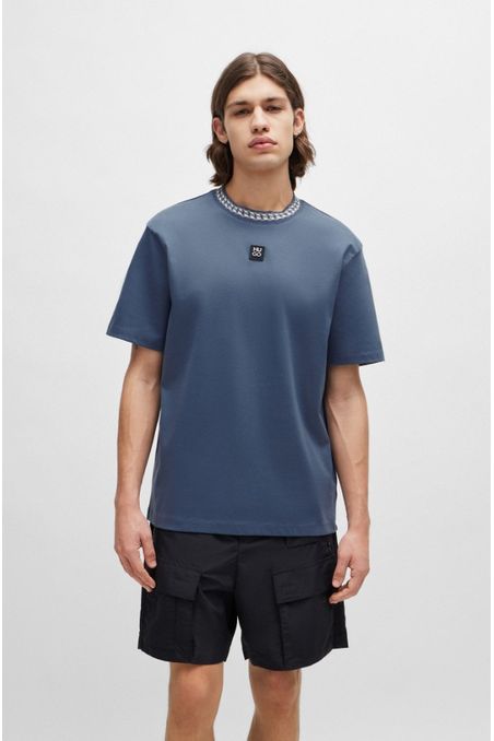 POLERA RELAXED FIT DE ALGODÓN CON ESTAMPADO EN EL CUELLO HOMBRE