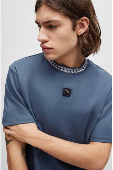 POLERA RELAXED FIT DE ALGODÓN CON ESTAMPADO EN EL CUELLO HOMBRE