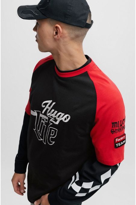 POLERA RELAXED FIT DE PUNTO DE ALGODÓN CON ILUSTRACIÓN HOMBRE