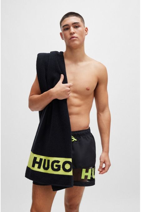 SET DE PLAYA CON BAÑADOR TIPO SHORTS, BOLSO Y TOALLA HOMBRE