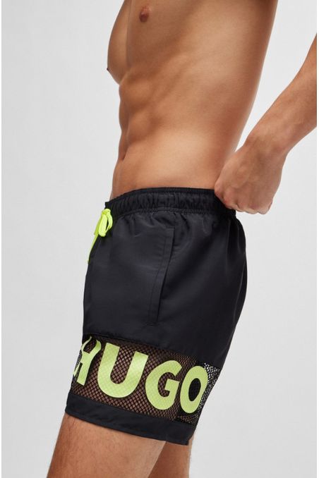 SET DE PLAYA CON BAÑADOR TIPO SHORTS, BOLSO Y TOALLA HOMBRE