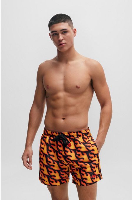 TRAJE DE BAÑO TIPO SHORTS CON LOGO Y ESTAMPADO DE LLAMAS HOMBRE