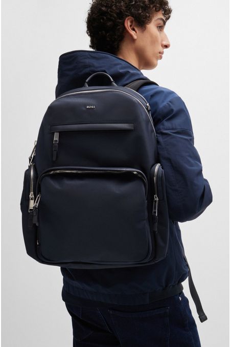MOCHILA DE MATERIAL CON ESTRUCTURA, LOGOTIPO Y CREMALLERA BIDIRECCIONAL MOCHILA HOMBRE