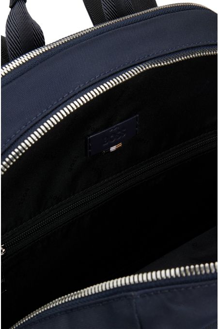 MOCHILA DE MATERIAL CON ESTRUCTURA, LOGOTIPO Y CREMALLERA BIDIRECCIONAL MOCHILA HOMBRE