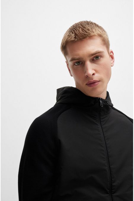POLERÓN RELAXED FIT CON CAPUCHA Y CREMALLERA EN MEZCLA DE MATERIALES CON ESTAMPADO DE LA MARCA HOMBRE