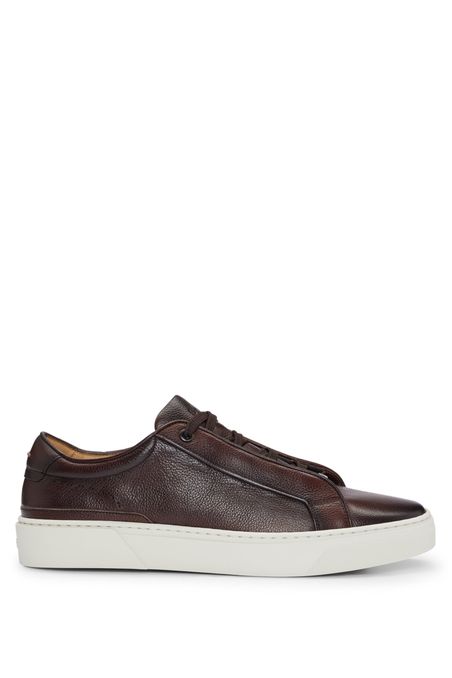 ZAPATILLAS GARY DE PIEL GRANULADA CON TRABILLA METÁLICA DE LA MARCA HOMBRE