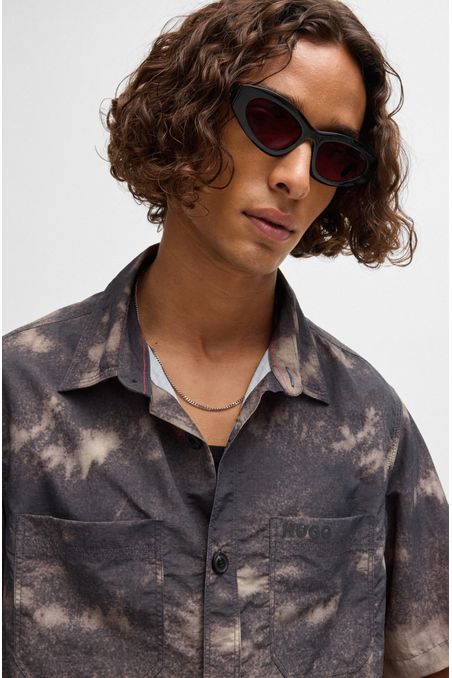 CAMISA OVERSIZE FIT CON ESTAMPADO DESTEÑIDO HOMBRE