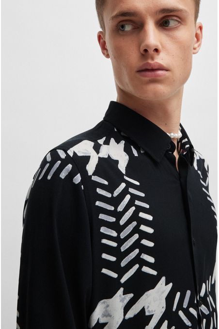 CAMISA RELAXED FIT DE LONA ESTAMPADA CON CUELLO KENT HOMBRE