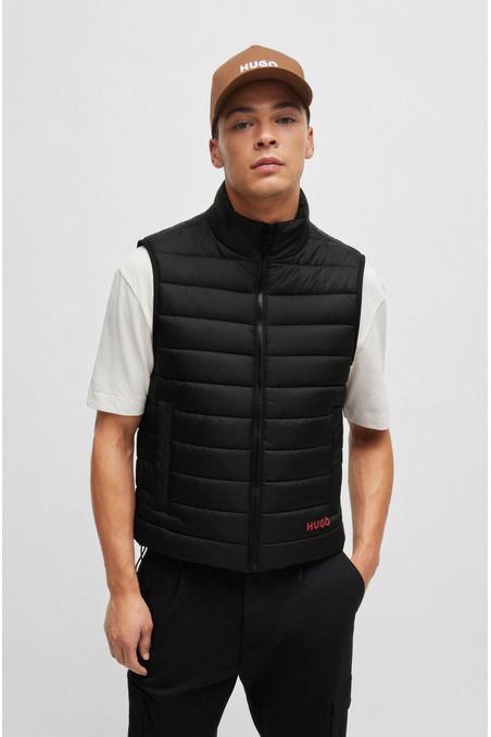 CHALECO SLIM FIT REPELENTE AL AGUA CON DETALLE DE LOGO HOMBRE