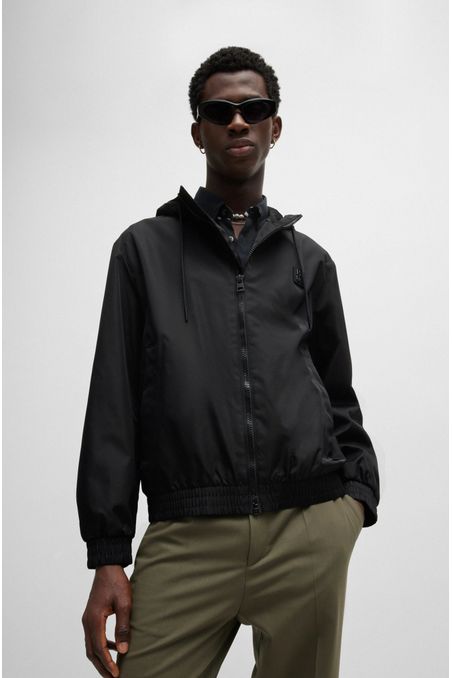 PARKA REGULAR FIT CON CAPUCHA REPELENTE AL AGUA CON RIBETE DE LOGO HOMBRE