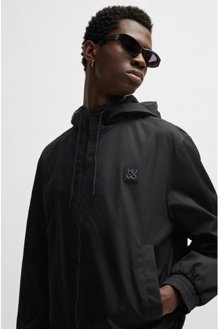 PARKA REGULAR FIT CON CAPUCHA REPELENTE AL AGUA CON RIBETE DE LOGO HOMBRE