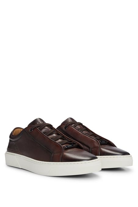ZAPATILLAS GARY DE PIEL GRANULADA CON TRABILLA METÁLICA DE LA MARCA HOMBRE