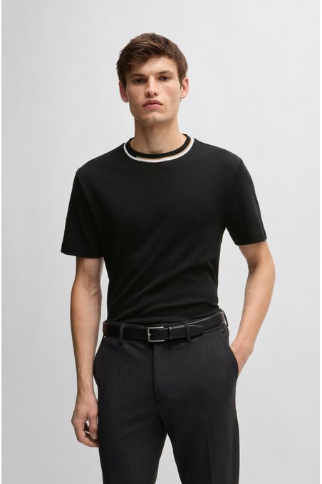 POLERA DE INTERLOCK DE ALGODÓN CON BLOQUES DE COLOR EN EL CUELLO HOMBRE