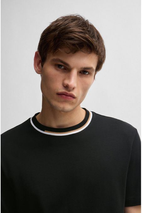 POLERA DE INTERLOCK DE ALGODÓN CON BLOQUES DE COLOR EN EL CUELLO HOMBRE