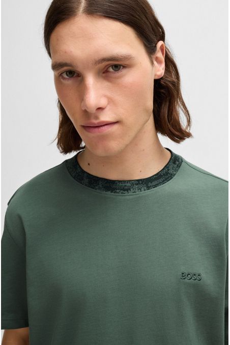 CAMISETA DE PUNTO DE ALGODÓN CON DETALLE DE LOGOTIPO PLAYERA RELAXED FIT HOMBRE