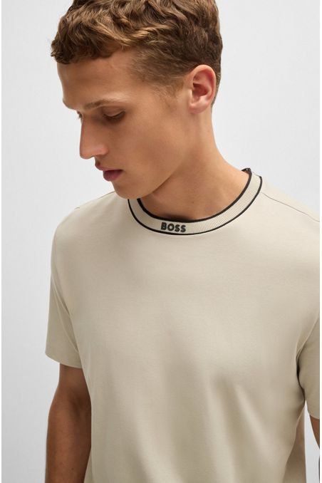 CAMISETA DE PUNTO DE ALGODÓN CON LOGO EN EL CUELLO PLAYERA REGULAR FIT HOMBRE