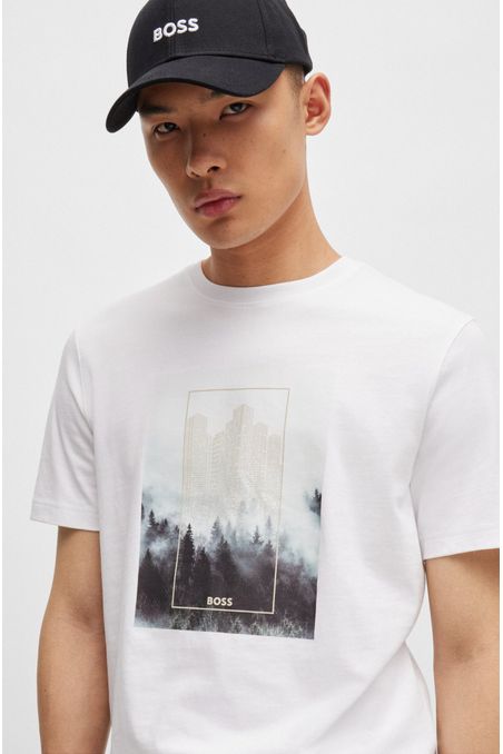 CAMISETA EN PUNTO DE ALGODÓN CON ESTAMPADO GRÁFICO DE TEMPORADA PLAYERA REGULAR FIT HOMBRE