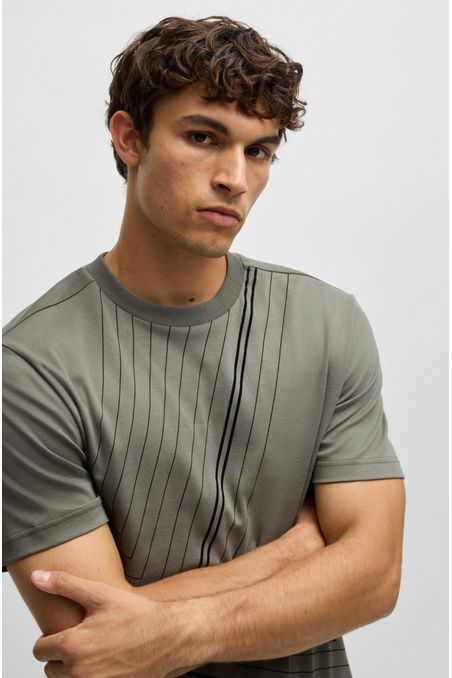 CAMISETA REGULAR FIT DE ALGODÓN INTERLOCK CON ILUSTRACIÓN DE LÍNEAS FINAS PLAYERA REGULAR FIT HOMBRE