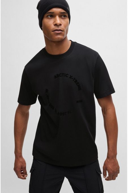 CAMISETA RELAXED FIT DE PUNTO DE ALGODÓN CON DISEÑO DE TEMPORADA PLAYERA RELAXED FIT HOMBRE
