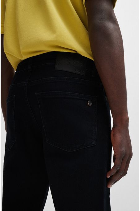 MAINE VAQUEROS REGULAR FIT DE CÓMODO DENIM ELÁSTICO EN TONO NEGRO AZULADO JEANS REGULAR FIT HOMBRE
