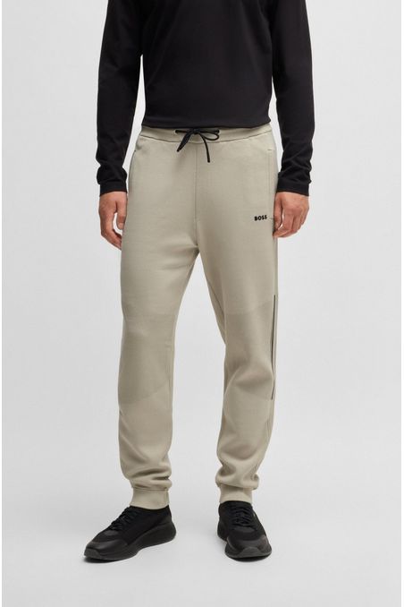 PANTALONES DE CHÁNDAL REGULAR FIT DE PUNTO CON RAYAS Y DETALLE DE LA MARCA PANTALONES REGULAR FIT HOMBRE