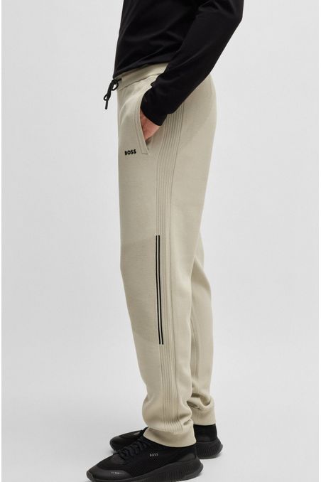 PANTALONES DE CHÁNDAL REGULAR FIT DE PUNTO CON RAYAS Y DETALLE DE LA MARCA PANTALONES REGULAR FIT HOMBRE