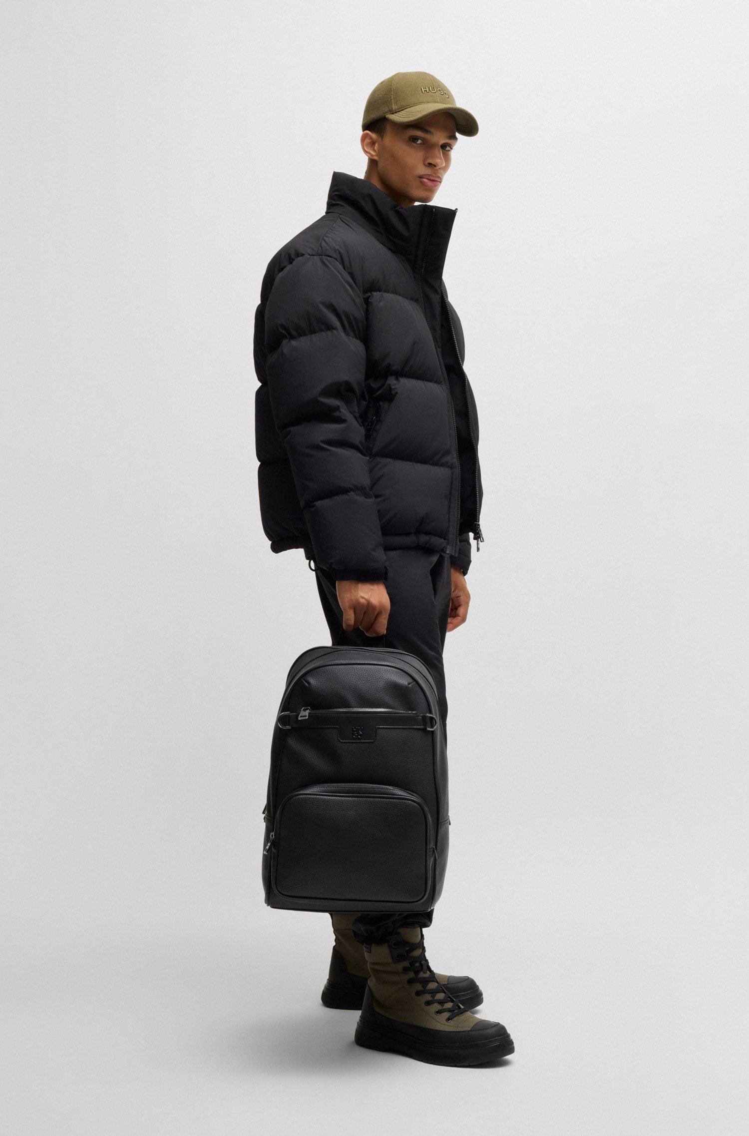 Mochila de piel sintética granulada con ribete de logo apilado