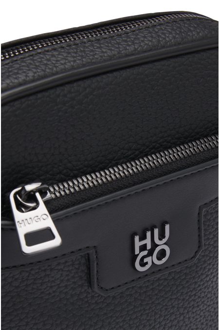 Bolso mensajero de piel sintética granulada con detalle de logo apilado