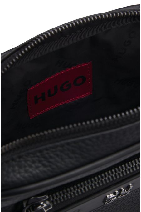 Bolso mensajero de piel sintética granulada con detalle de logo apilado