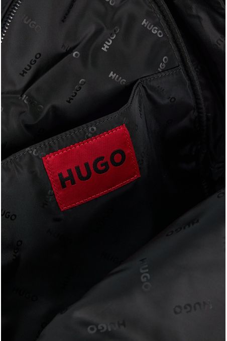Mochila con varios bolsillos y logo en contraste