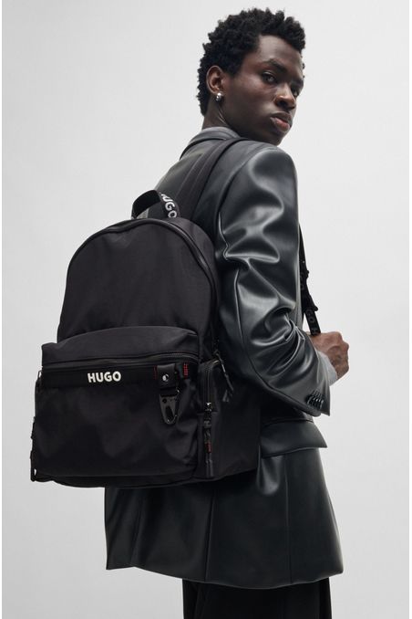 Mochila con varios bolsillos y logo en contraste