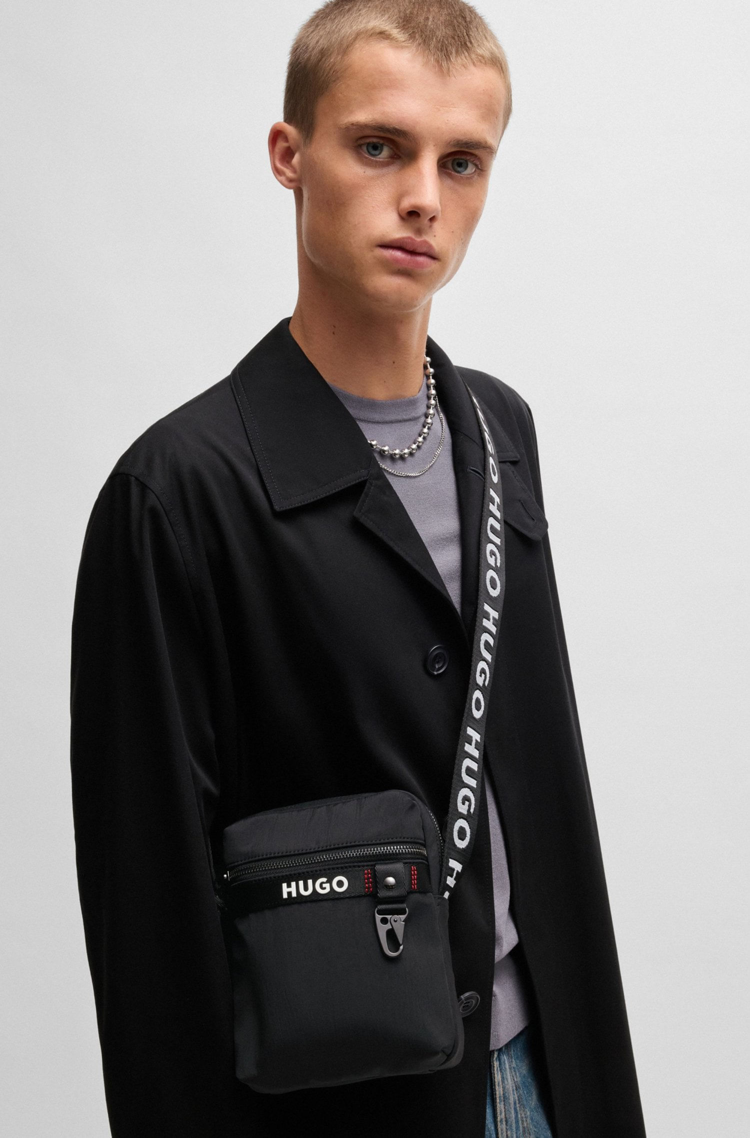 Bolso mensajero con correa ajustable de la marca y cierre de cremallera