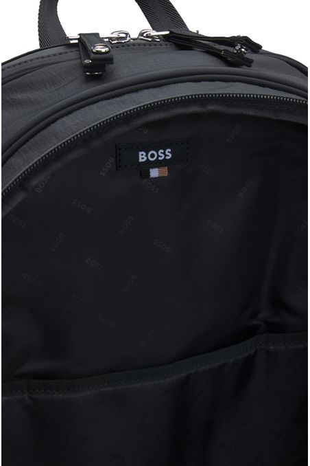Mochila con herrajes plateados pulidos