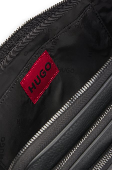 Bolso de bandolera en piel sintética granulada con detalle de logo apilado