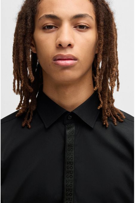 CAMISA SLIM FIT EN POPELÍN DE ALGODÓN CON TAPETA EN CONTRASTE CAMISA SLIM FIT HOMBRE