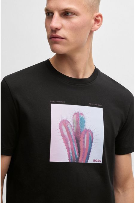 POLERA DE PUNTO DE ALGODÓN CON GRÁFICOS INSPIRADOS EN LOS VIAJES POR CARRETERA PLAYERA REGULAR FIT HOMBRE