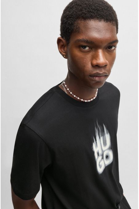 POLERA DE PUNTO DE ALGODÓN CON LOGO AHUMADO APILADO PLAYERA REGULAR FIT HOMBRE