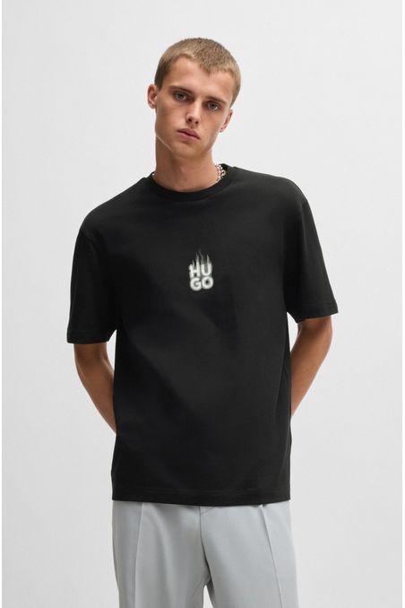 POLERA DE PUNTO DE ALGODÓN CON ESTAMPADOS DE LOGOS APILADOS AHUMADOS PLAYERA RELAXED FIT HOMBRE
