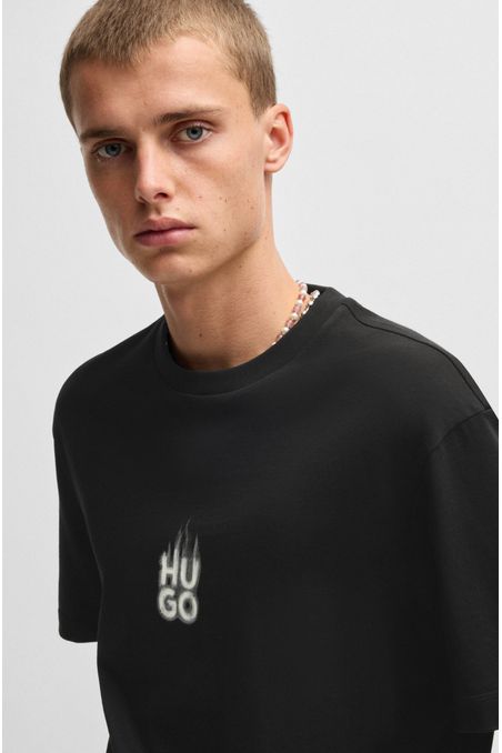 POLERA DE PUNTO DE ALGODÓN CON ESTAMPADOS DE LOGOS APILADOS AHUMADOS PLAYERA RELAXED FIT HOMBRE
