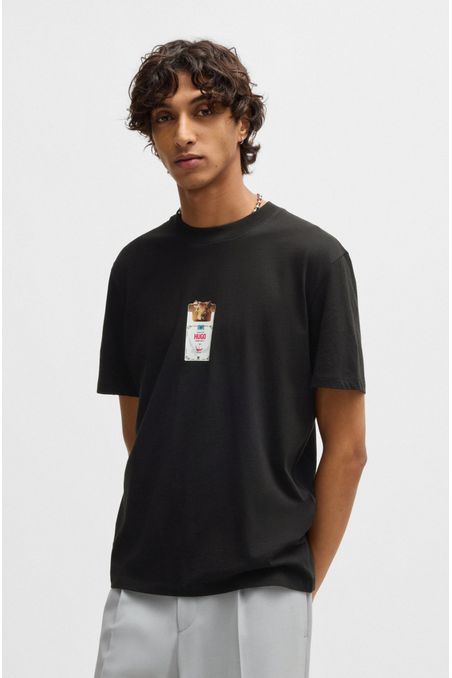 POLERA DE PUNTO DE ALGODÓN CON ESTAMPADO DE CAJETILLA PLAYERA RELAXED FIT HOMBRE