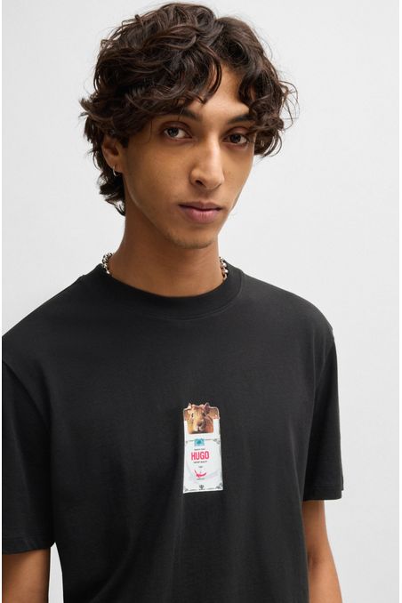 POLERA DE PUNTO DE ALGODÓN CON ESTAMPADO DE CAJETILLA PLAYERA RELAXED FIT HOMBRE