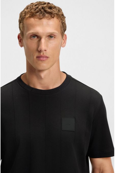 POLERA DE ALGODÓN CON COSTURAS VERTICALES EN CANALÉ PLAYERA RELAXED FIT HOMBRE
