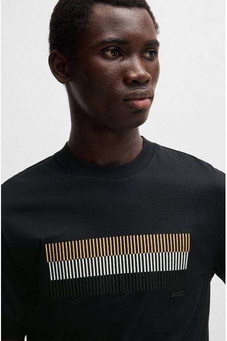 POLERA DE ALGODÓN MERCERIZADO CON ILUSTRACIÓN DE LA MARCA PLAYERA REGULAR FIT HOMBRE