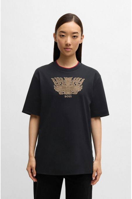 POLERA CON UN TAOTIE BORDADO BOSS X CREATION OF THE GODS REGULAR FIT HOMBRE